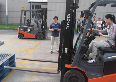 操作叉車前檢查、避讓障礙物、叉車倒車行駛要求、叉車停車放置及行為規(guī)范。